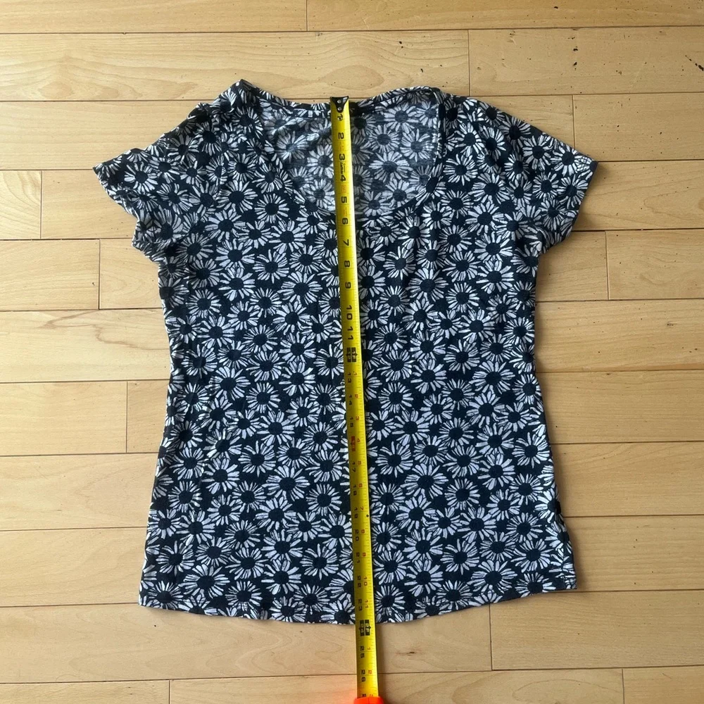 Urban Outfitters Black and White Floral Scoop Neck Shirt - Picture 3 of 5